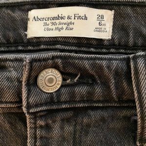 Abercrombie & Fitch 90’s Straight Ultra High-Rise Jean